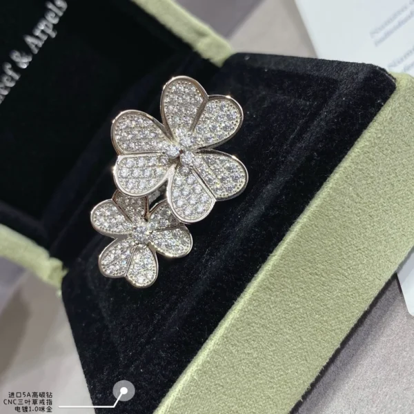 Van Cleef & Arpels Frivole Between the Finger ring | GodJewel