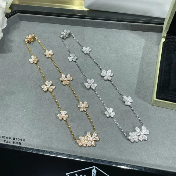 Van Cleef Frivole necklace | Jewelry design at GodJewel