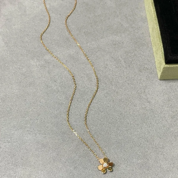 Van Cleef & Arpels Frivole mini pendant necklace in rose gold – Feminine and elegant floral pendant by GodJewel