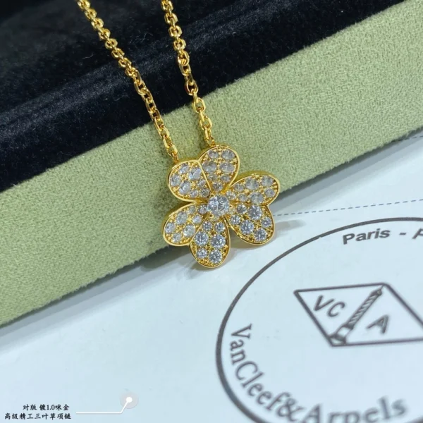 Van Cleef & Arpels Frivole pendant in yellow gold – Radiant and timeless flower design by GodJewel