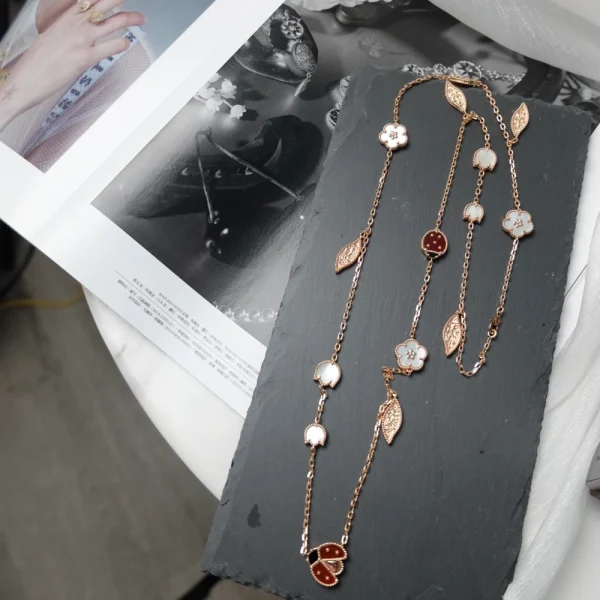 Lucky Spring long necklace | Van Cleef Jewelry at GodJewel