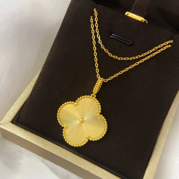 Magic Alhambra long necklace 1 motif | Van Cleef & Arpels Jewelry