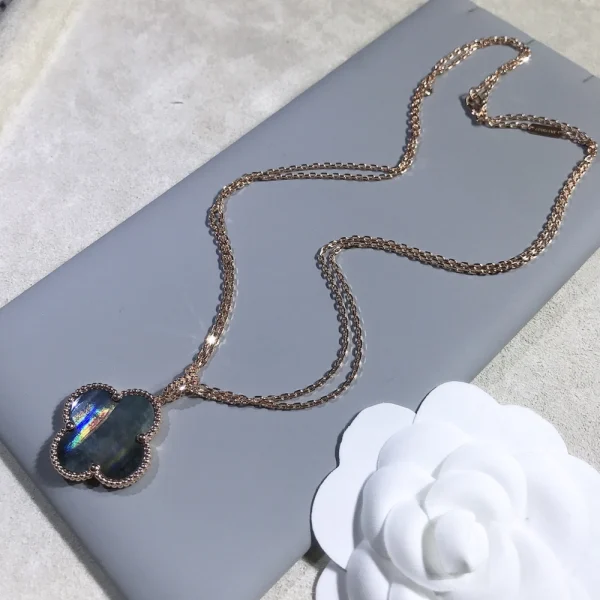 Van Cleef Magic Alhambra long 1 motif | Jewelry at GodJewel