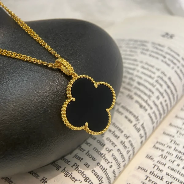 Van Cleef & Arpels Magic Alhambra necklace 1 motif in yellow gold – Timeless single-clover luxury jewelry by GodJewel