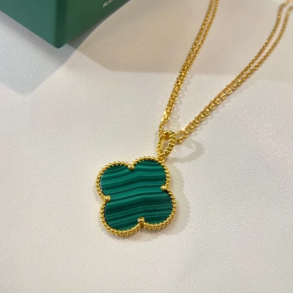 Van Cleef & Arpels Magic Alhambra long necklace 1 motif in rose gold – Refined single-clover luxury pendant by GJ