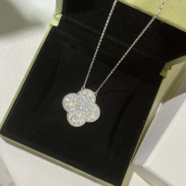 Magic Alhambra pendant necklace | Van Cleef & Arpels Jewelry
