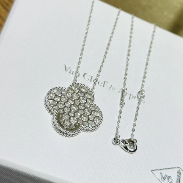 Magic Alhambra pendant necklace | Van Cleef & Arpels Jewelry