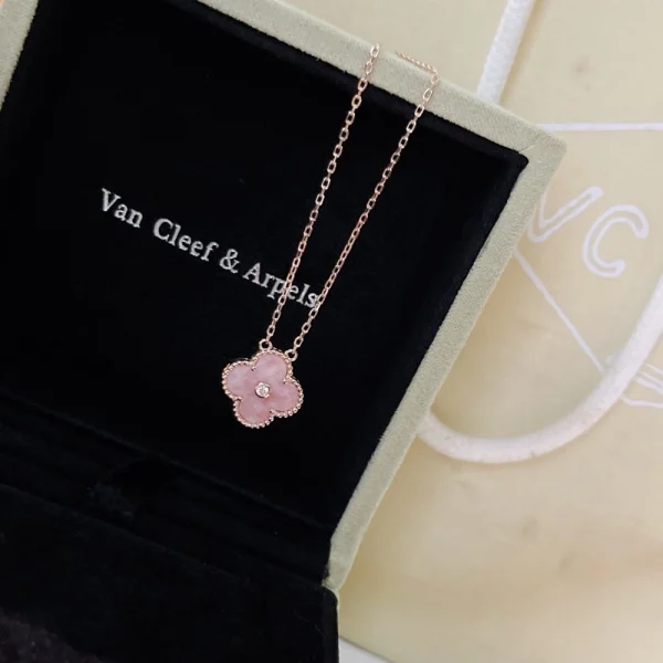 Sweet Alhambra pendant necklace | Van Cleef Jewelry at GodJewel