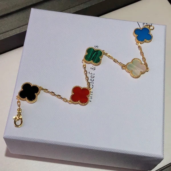 5-motif Van Cleef Arpels bracelet design – Timeless clover charm jewelry at GodJewel