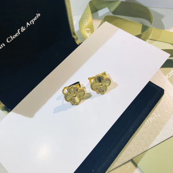 Van Cleef Arpels Vintage earrings – Classic clover-inspired luxury earrings with timeless elegance, best jewelry at GodJewel
