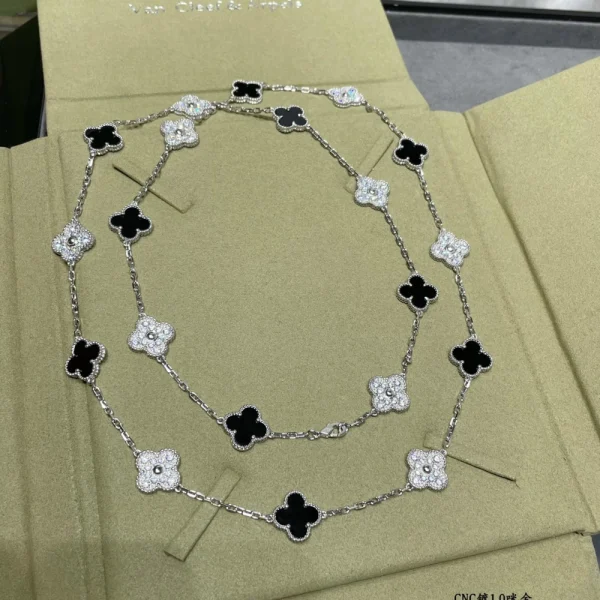 Van Cleef & Arpels Vintage Alhambra necklace 20 motifs – Timeless clover-motif long luxury necklace by GJ
