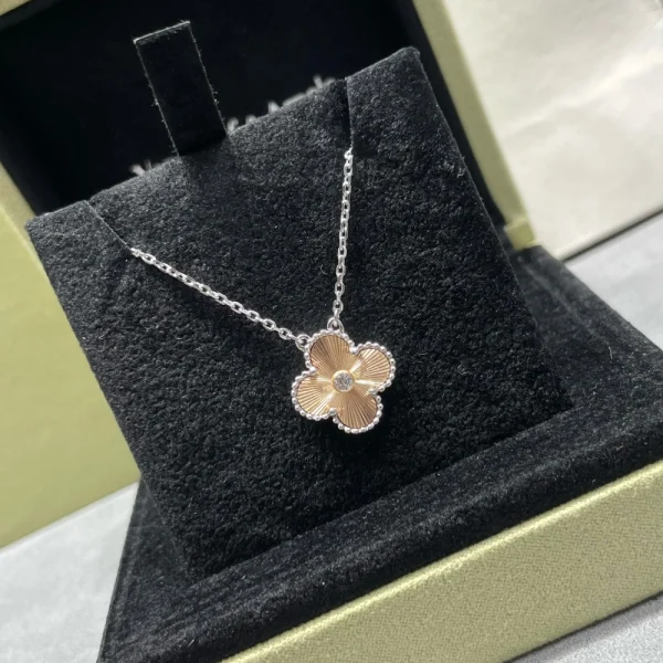 Van Cleef & Arpels Vintage Alhambra pendant necklace | GodJewel