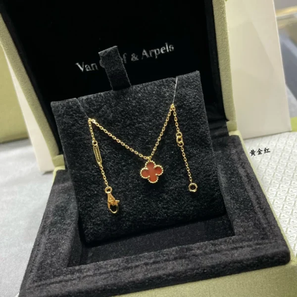 Van Cleef Vintage Alhambra pendant necklace in yellow gold – Iconic and timeless clover design by GodJewel