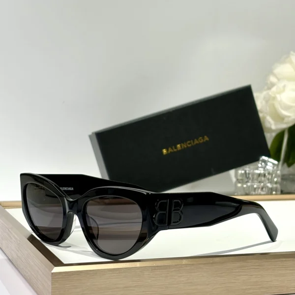 Balenciaga Bossy sunglasses – bold designer eyewear with oversized square frame and statement style