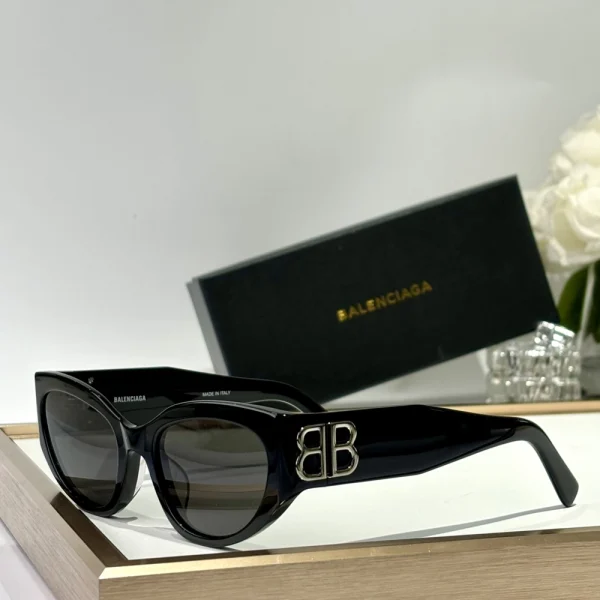 Luxury fashion sunglasses from Balenciaga – Bossy model with standout square frame and high-gloss look