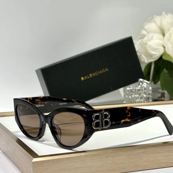 Balenciaga Eyewear Bossy sunglasses styled on model – powerful square frame with fashion-forward impact