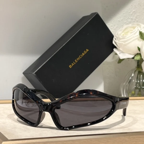 Balenciaga designer sunglasses – Fennec Oval model with clean lines and modern fashion appeal
