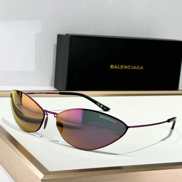 Balenciaga Malibu Round sunglasses next to branded case – clean design meets iconic style