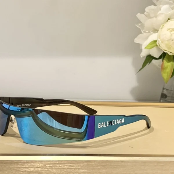 Bold and structured – Balenciaga Mono rectangle sunglasses with strong fashion presence