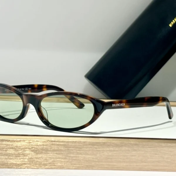 Edgy Balenciaga Neo sunglasses with thick round frame and oversized feel