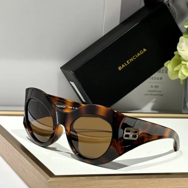 Balenciaga round sunglasses in black with sleek silhouette