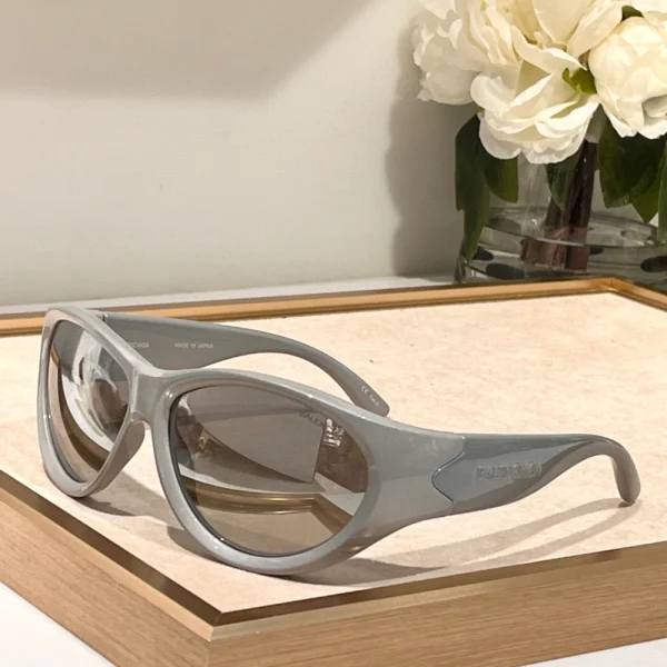 Elevate your everyday look with Balenciaga Swift oval sunglasses – sleek, stylish, and iconic