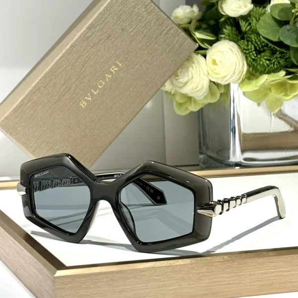 Elegant Bvlgari sunglasses with gradient lenses and snake-motif arms – Serpenti collection