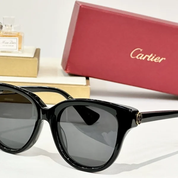 Elegant Cartier C de Cartier eyewear featuring minimal gold-tone detailing and gradient lenses