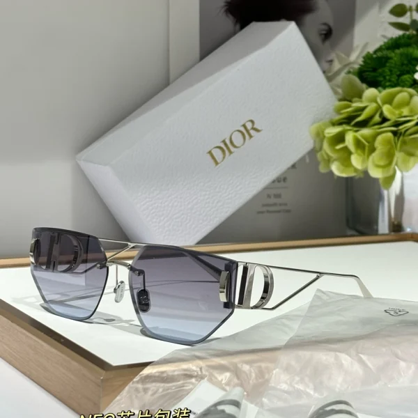 Front-facing Dior 30Montaigne B3U sunglasses showcasing oversized silhouette and luxury Parisian design