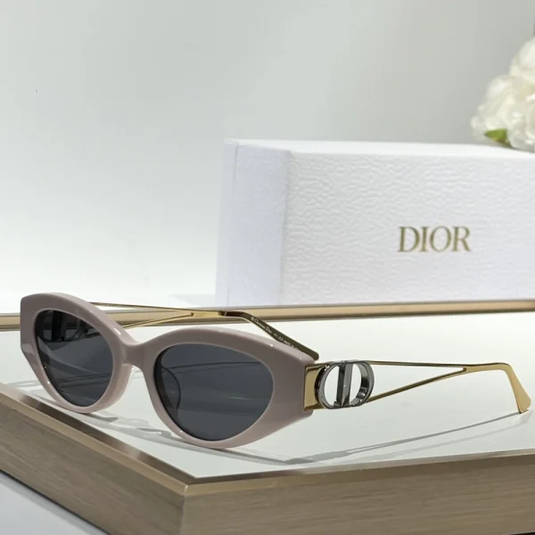 Christian Dior 30Montaigne B6F sunglasses with oversized square frame in glossy black and gradient lenses, styled on a white tabletop