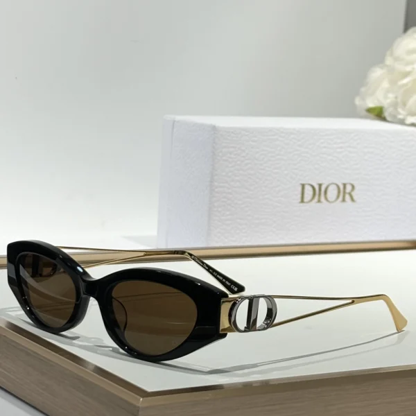 Front-facing Dior 30Montaigne B6F sunglasses showcasing oversized silhouette and Parisian haute couture style