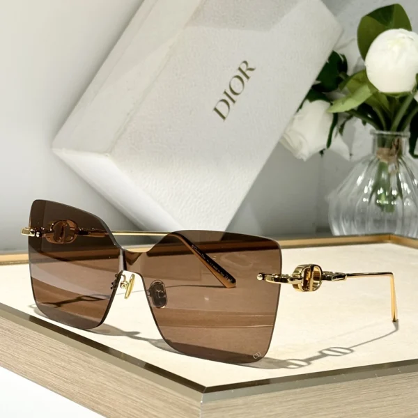 Front-facing Dior CD Chain M1U sunglasses featuring oversized square lenses and luxury chain accents