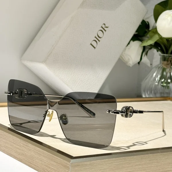 High-fashion Dior CD Chain M1U sunglasses styled with minimalist accessories for a chic couture look