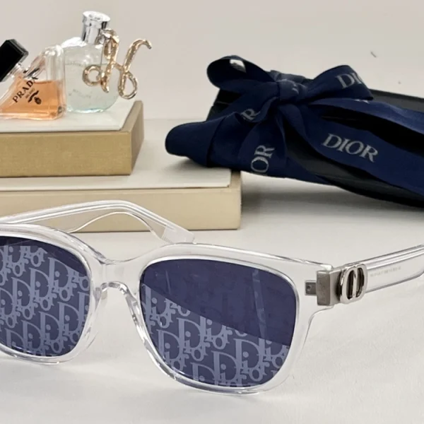 Front-facing Dior CD Icon S1F sunglasses showcasing oversized silhouette and polished Parisian design