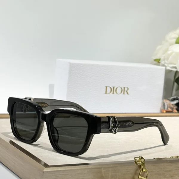 Front-facing Dior DiorOblique S1F sunglasses showcasing oversized silhouette and iconic pattern design