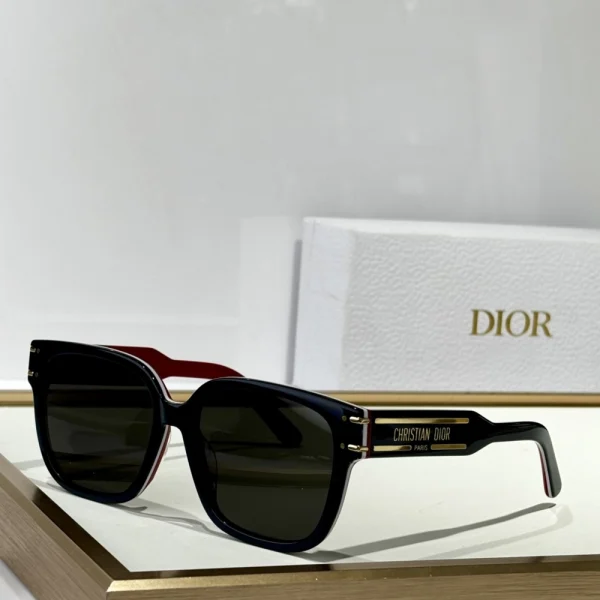 Front view of Dior DiorSignature S7F sunglasses showcasing oversized silhouette and refined Parisian luxury