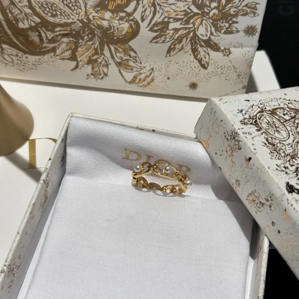 Dior 30 Montaigne Jolie ring with elegant gold-tone finish and delicate design