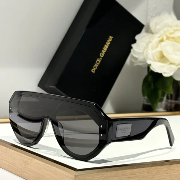 High-quality Dolce & Gabbana DG Logo Plaque Sunglasses crafted for lasting comfort