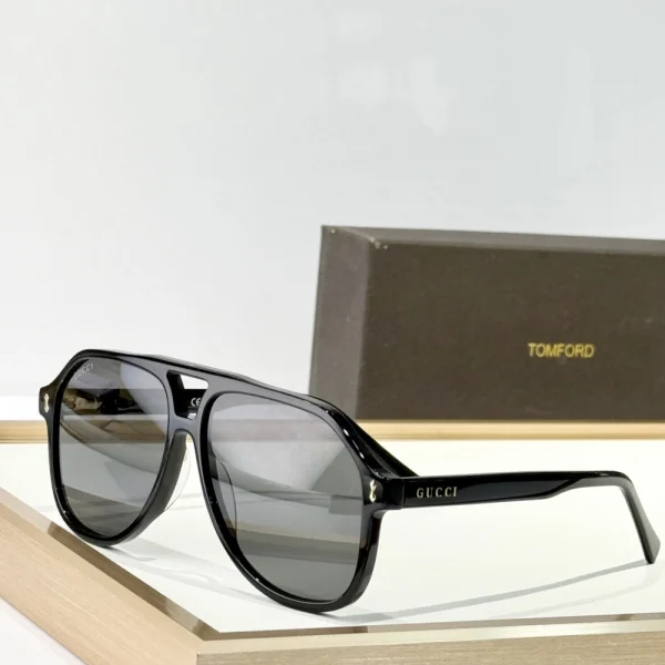 Gucci navigator-style sunglasses with squared aviator frame and double bridge design