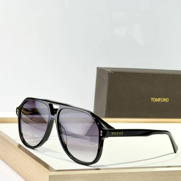 High-end Gucci sunglasses with navigator frame – modern shape with vintage aviation influence