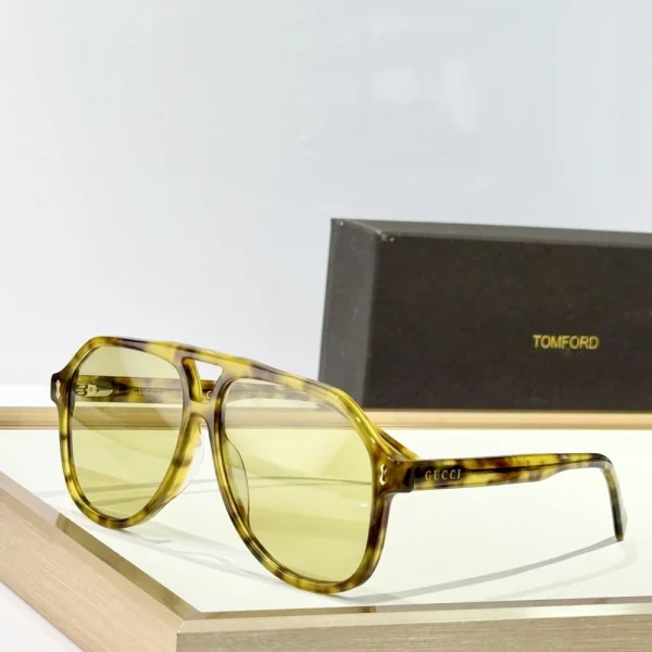 Gucci Navigator sunglasses for men – lightweight frame, tinted lenses, and engraved logo temples