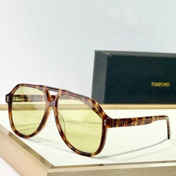 Gucci Navigator sunglasses – statement accessory with structured frame and fashion-forward attitude