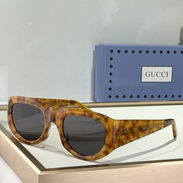 Bold and structured Gucci rectangular sunglasses – a refined balance between retro and modern