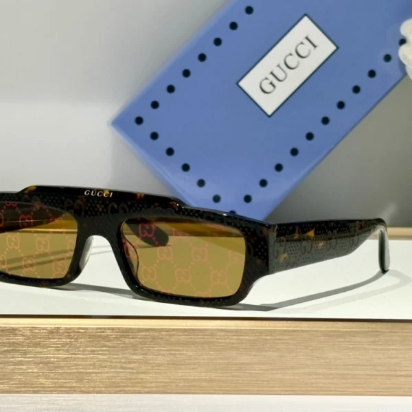 Elegant Gucci sunglasses in rectangular silhouette – timeless style for everyday luxury