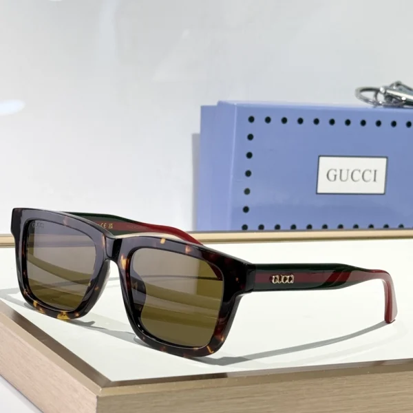 Gucci rectangular sunglasses in bold black – minimal design meets high-end Italian craftsmanship