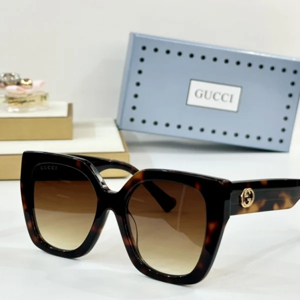 Luxury Gucci sunglasses in square frame design – modern, unisex, and fashion-forward