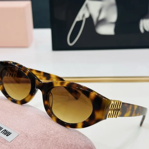 Miu Miu Miu Glimpse sunglasses with oversized frame and soft gradient lenses