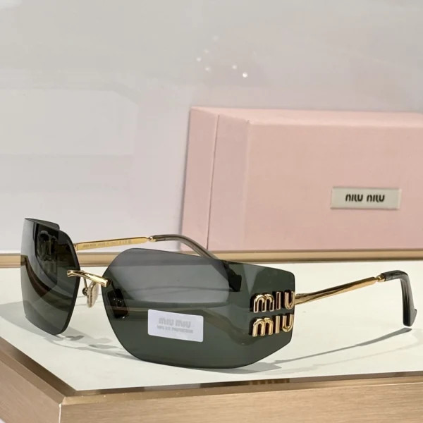 Miu Miu Runway sunglasses MM-SG46 featuring oversized frame and gradient tinted lenses