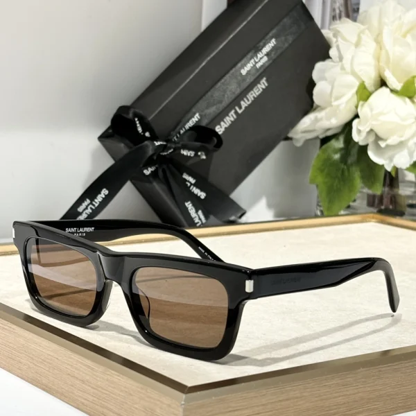 Saint Laurent SL 461 Betty sunglasses with oversized square frame in glossy black acetate and gradient lenses