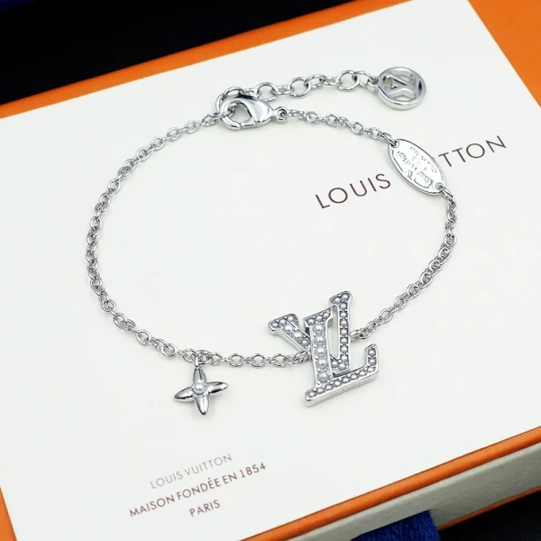 Louis Vuitton Iconic Pearls Bracelet – Elegant designer bracelet combining luminous pearls with LV emblem